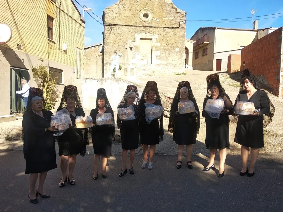 Foto 2 - La Atalaya procesiona a la Virgen del Rosario con ocho mayordomas  