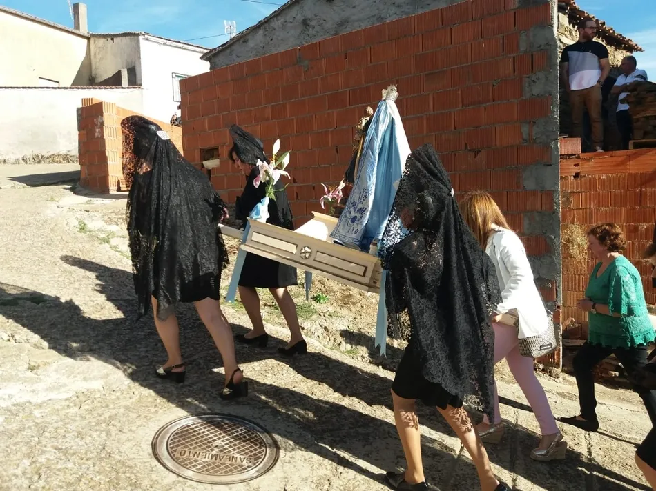 Foto 6 - La Atalaya procesiona a la Virgen del Rosario con ocho mayordomas  