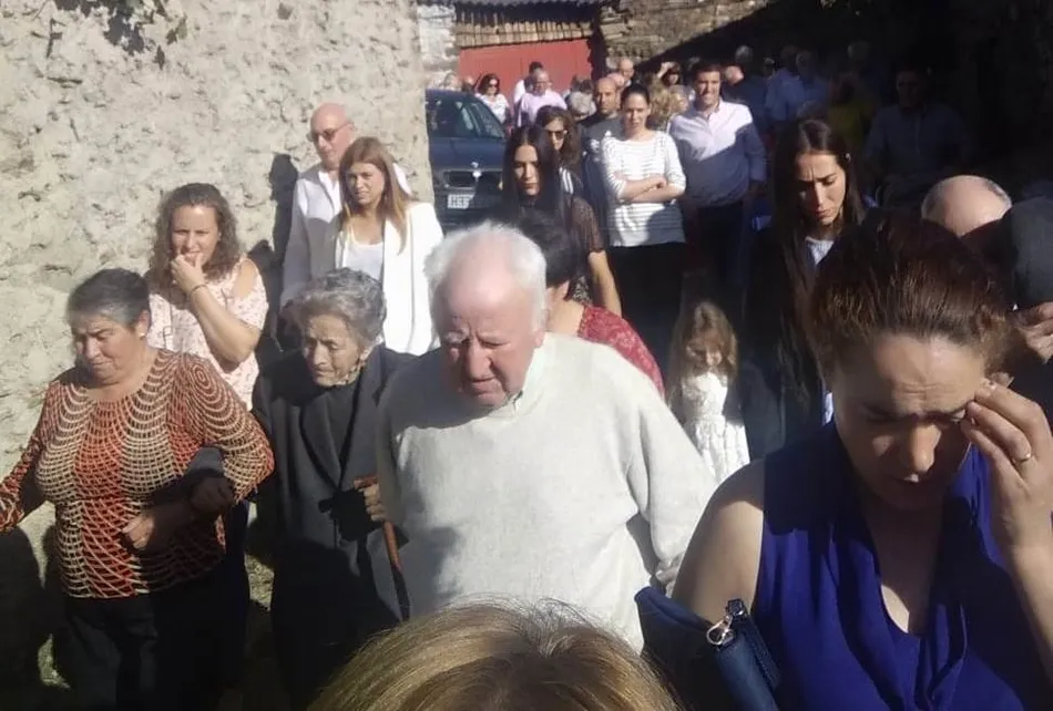 Foto 5 - La Atalaya procesiona a la Virgen del Rosario con ocho mayordomas  