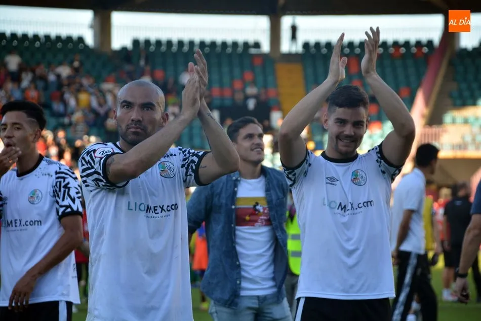 Jehu y Crespo saludan al público al final del encuentro / Lydia González