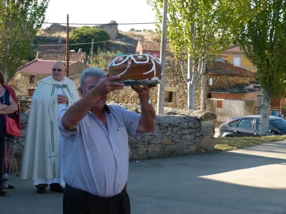 Foto 6 - Cerralbo ofrenda dos roscas a la Virgen del Rosario