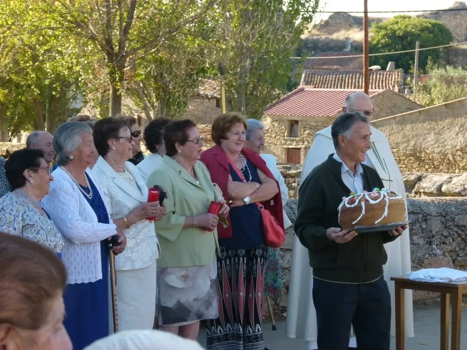Foto 3 - Cerralbo ofrenda dos roscas a la Virgen del Rosario