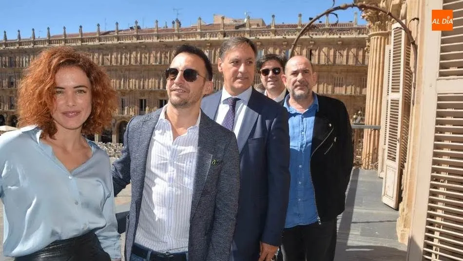 Alejandro Amenábar (director), Karra Elejalde y Patricia Lopez Arnáiz (actores), junto al alcalde, Carlos García Carbayo, en el balcón del Ayuntamiento. Foto de Lydia González