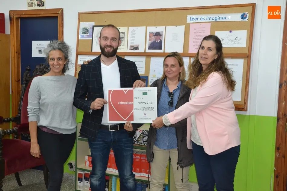 Entreculturas imparte nuevas charlas en el Fray y recoge los 1.275,75€ de la carrera ‘Corre por ...