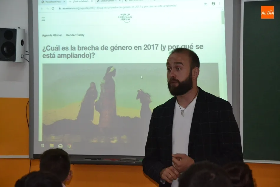 Foto 6 - Entreculturas imparte nuevas charlas en el Fray y recoge los 1.275,75&euro; de la carrera &lsquo;Corre por ...