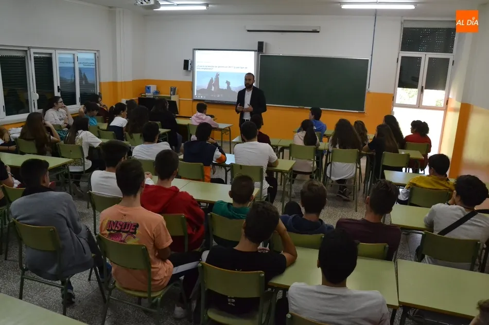 Foto 3 - Entreculturas imparte nuevas charlas en el Fray y recoge los 1.275,75&euro; de la carrera &lsquo;Corre por ...