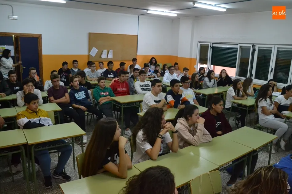 Foto 4 - Entreculturas imparte nuevas charlas en el Fray y recoge los 1.275,75&euro; de la carrera &lsquo;Corre por ...