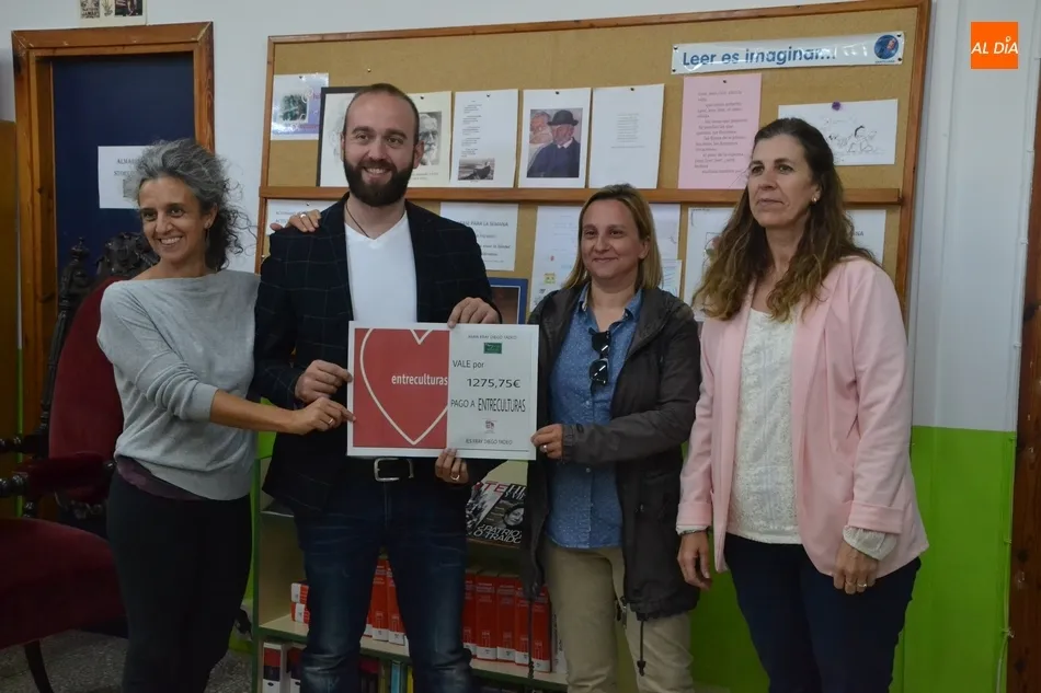 Foto 2 - Entreculturas imparte nuevas charlas en el Fray y recoge los 1.275,75&euro; de la carrera &lsquo;Corre por ...