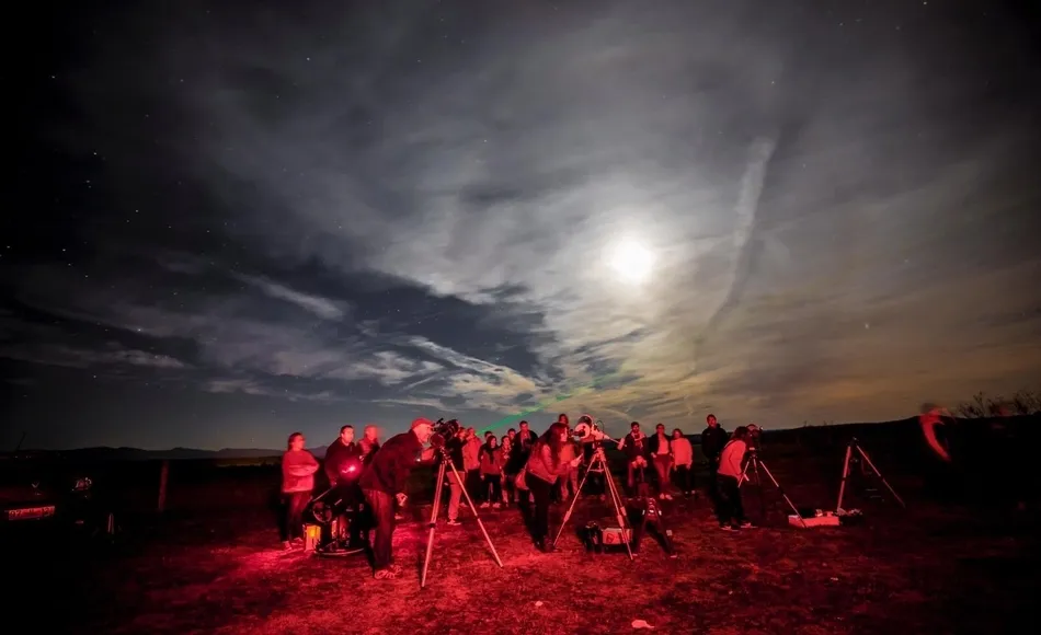 Más de un centenar de personas participa en la observación celeste organizada por Astróbriga  