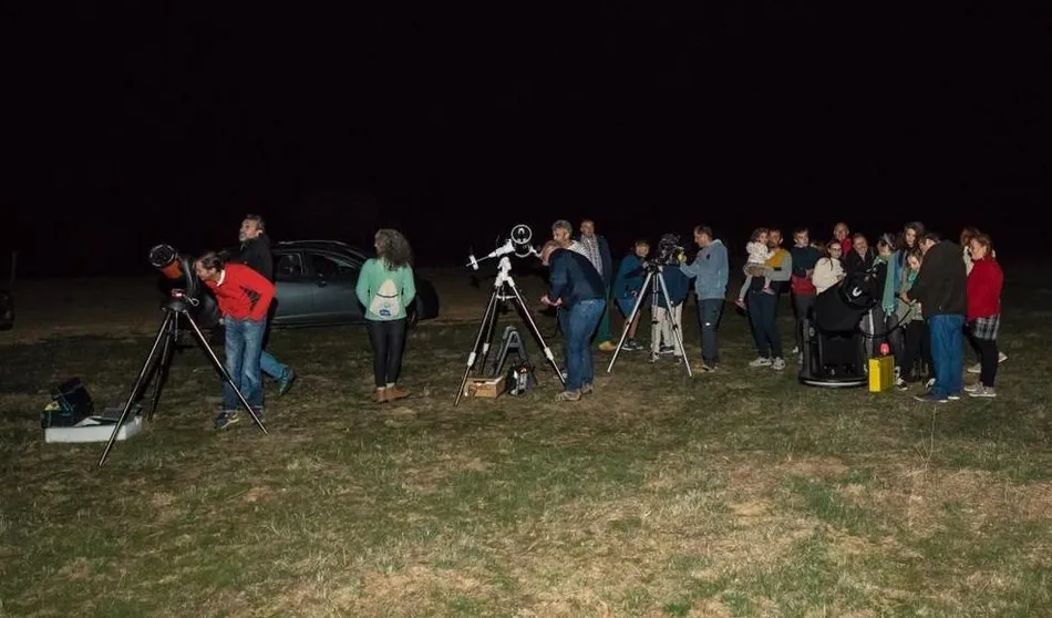 Foto 3 - M&aacute;s de un centenar de personas participa en la observaci&oacute;n celeste organizada por Astr&oacute;briga  