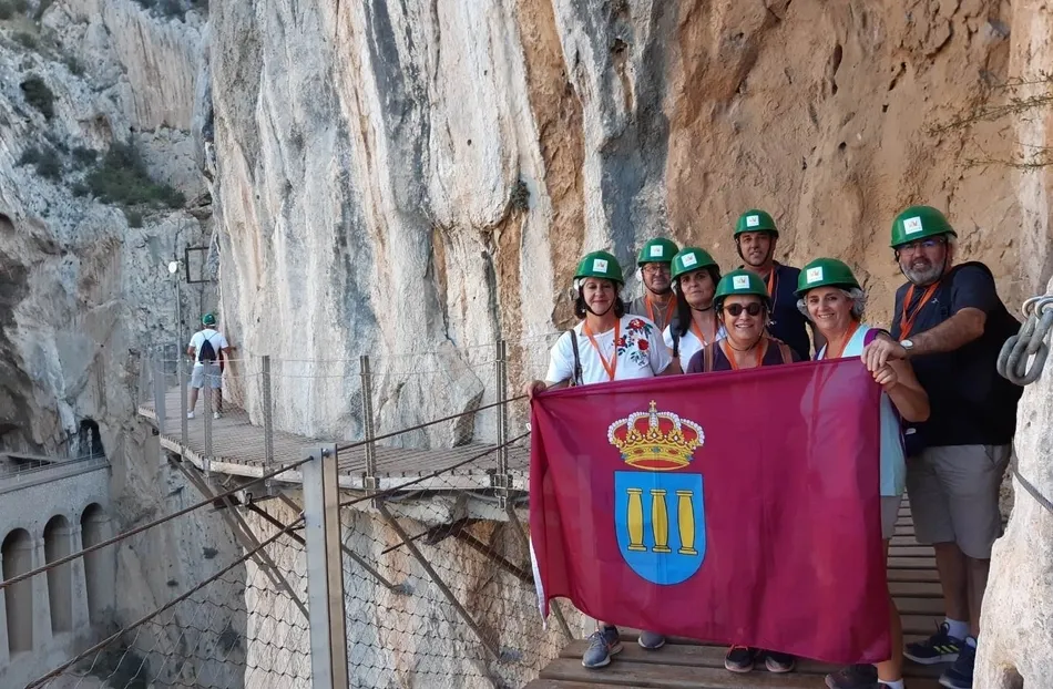 El grupo de amigos ‘El Picón’ recorre el Caminito del Rey  