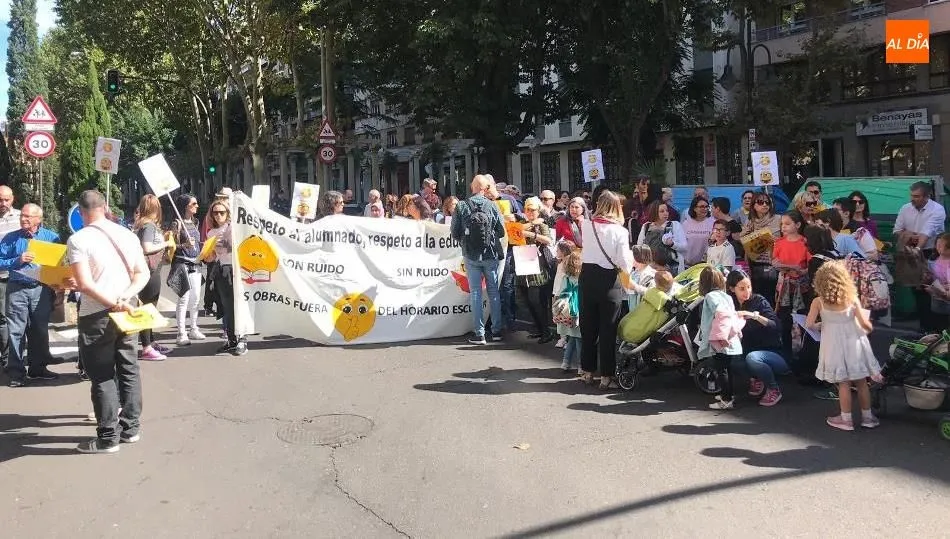 Foto 6 - El AMPA del CEIP Juan Ja&eacute;n corta el paseo de Carmelitas para protestar por las molestias que...