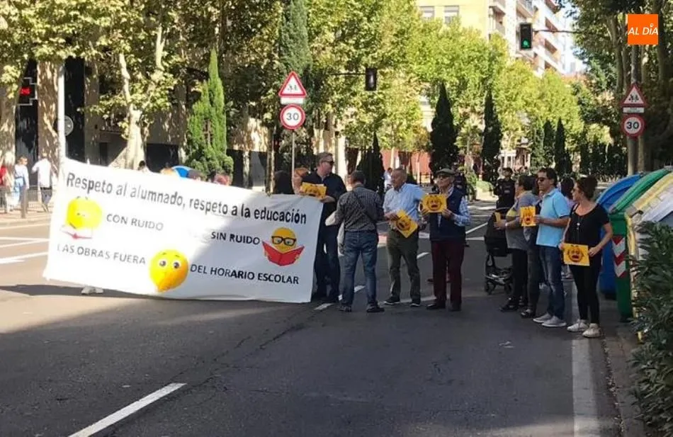 Foto 4 - El AMPA del CEIP Juan Ja&eacute;n corta el paseo de Carmelitas para protestar por las molestias que...