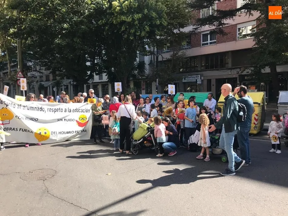 Foto 3 - El AMPA del CEIP Juan Ja&eacute;n corta el paseo de Carmelitas para protestar por las molestias que...