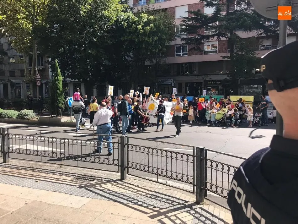 Foto 2 - El AMPA del CEIP Juan Ja&eacute;n corta el paseo de Carmelitas para protestar por las molestias que...