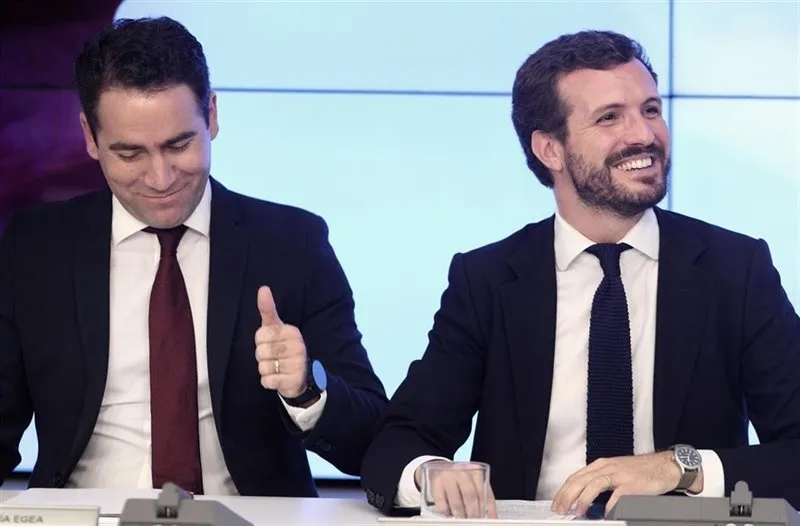 El secretario general del PP, Teodoro García Egea, junto al presidente del PP, Pablo Casado
