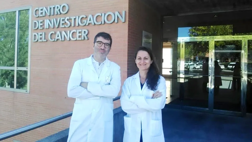 Los doctores del Centro de Investigación del Cáncer de Salamanca (CIC), Sandra Blanco y Javier Robles