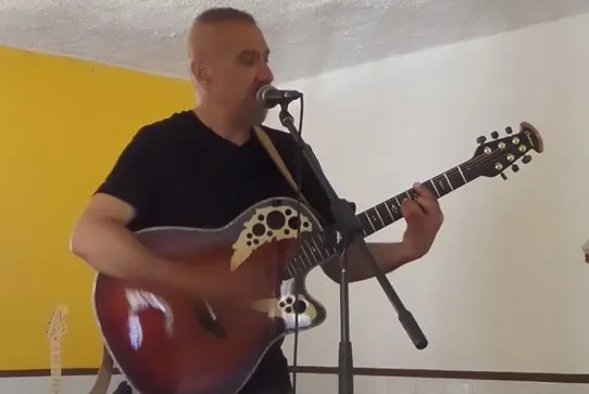 El músico de Aldea del Obispo Ro Baz se abre camino en Portugal  