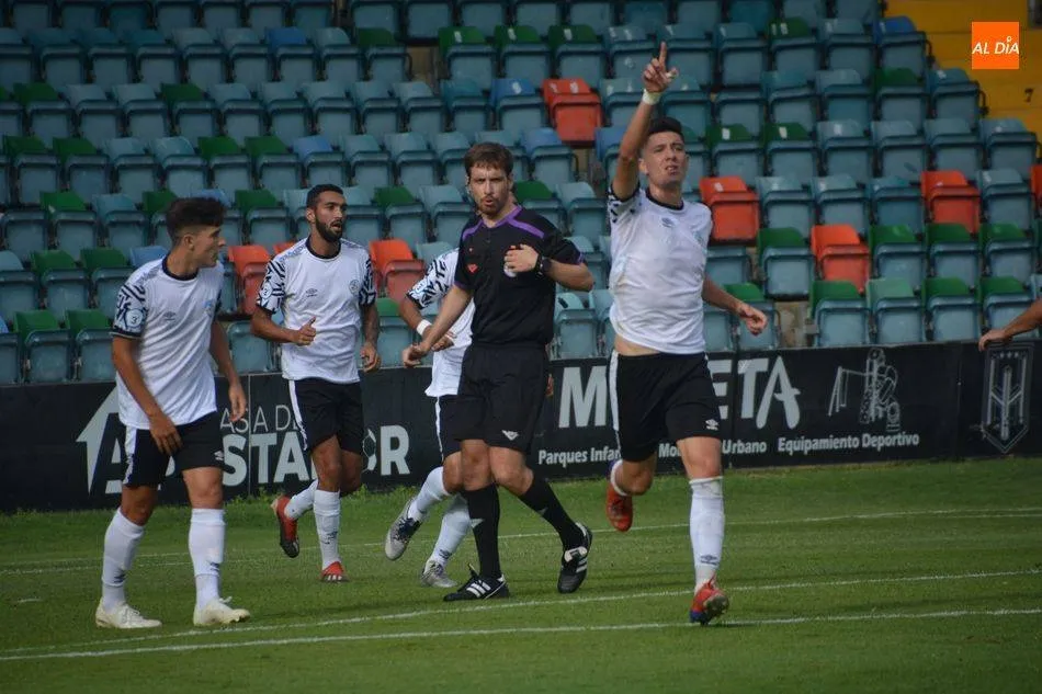 Los jugadores del Salamanca UDS B celebran un gol / Archivo