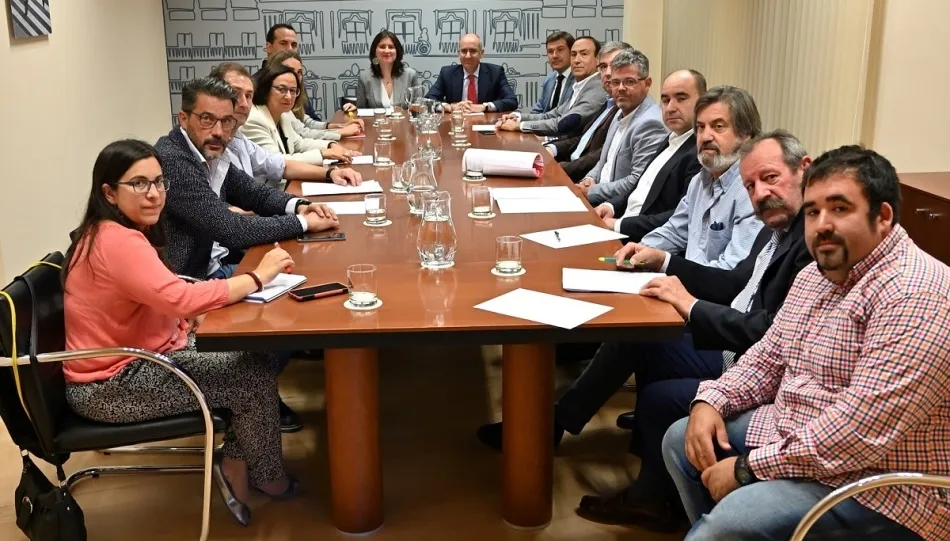 Reunión de los concejales de Coordinación Territorial y Medio Ambiente, Javier Iglesias y Miryam Rodríguez, respectivamente, con representantes de los ayuntamientos del alfoz