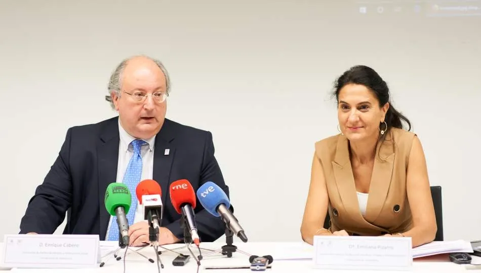 El vicerrector de Política Académica y Participación Social, Enrique Cabero, y la directora del Servicio de Inserción Profesional, Prácticas, Empleo y Emprendimiento (SIPPE), Mili Pizarro