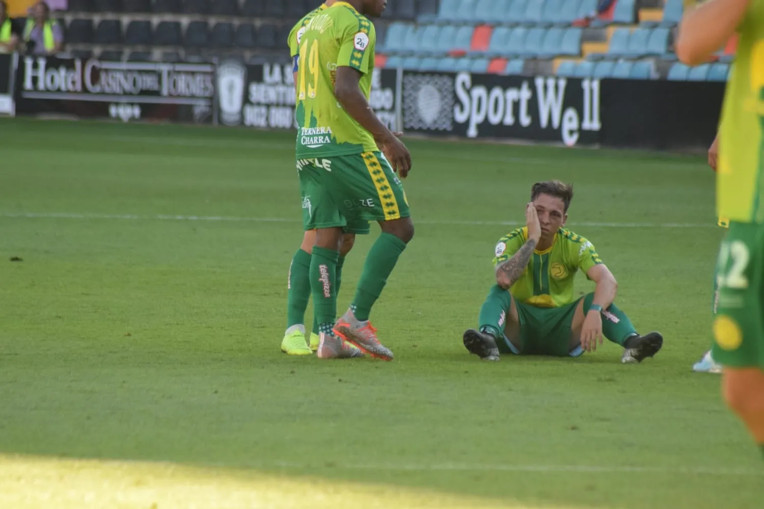 Álvaro Romero sobre el césped tras recibir el codazo de Kristian Álvarez / José Luis Cotobal