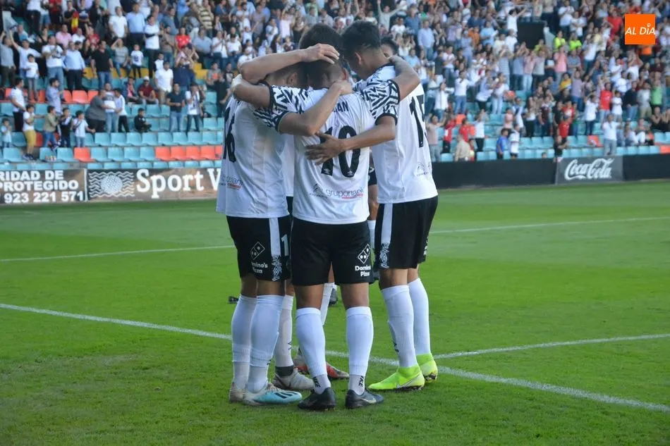Los jugadores del Salamanca UDS celebra un gol frente a Unionistas / Archivo