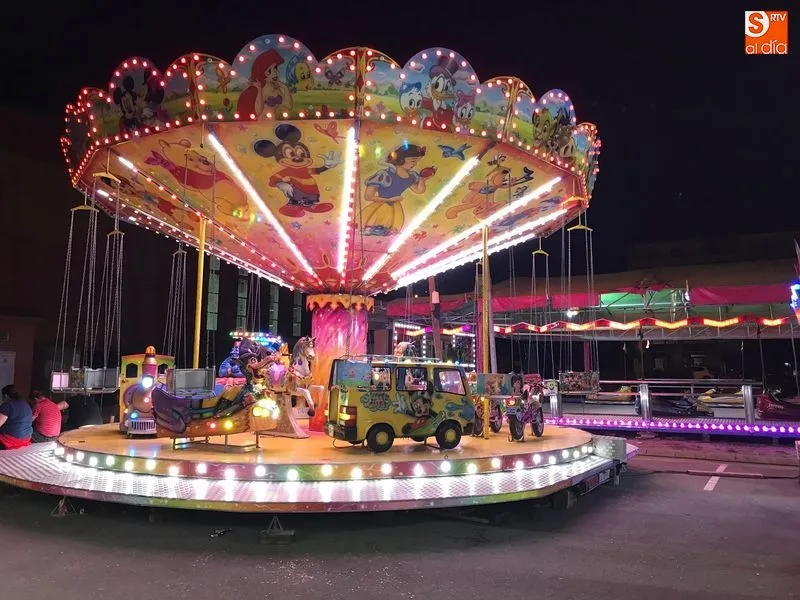 Las ferias instaladas en la explanada de las piscinas.
