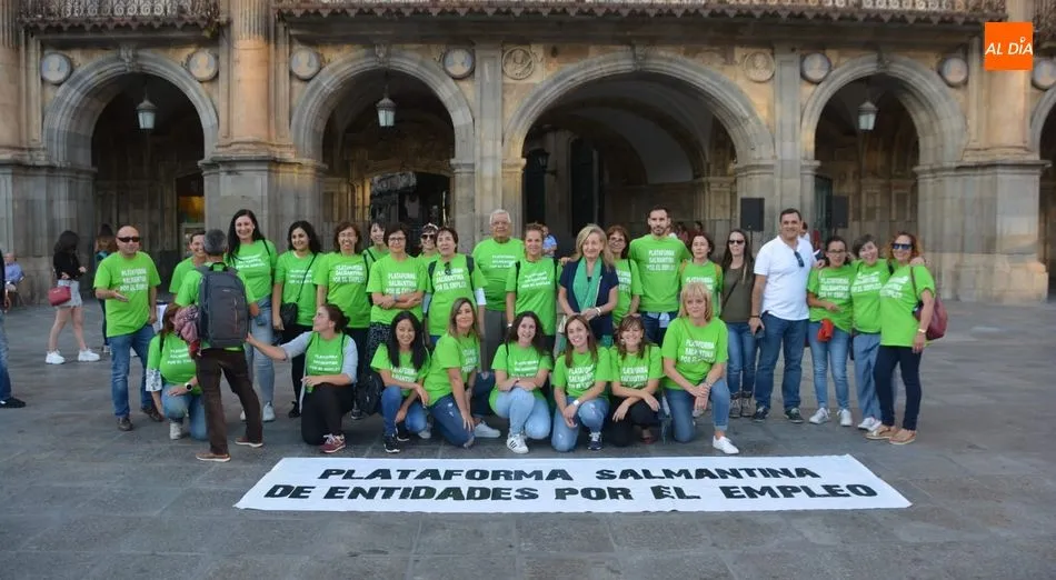 La Plataforma Salmantina por el Empleo organizó esta tarde un acto en plena Plaza Mayor. Foto: Lydia González