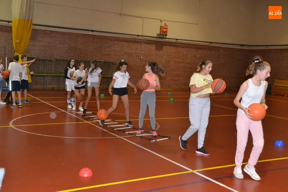 Foto 6 - Se desata la fiebre por el basket en Ciudad Rodrigo con m&aacute;s de 150 ni&ntilde;os y j&oacute;venes involucrados  
