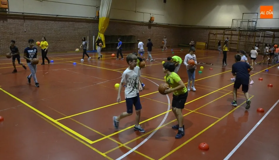 Foto 4 - Se desata la fiebre por el basket en Ciudad Rodrigo con m&aacute;s de 150 ni&ntilde;os y j&oacute;venes involucrados  