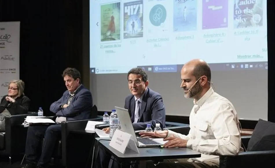 Carlos Galindos, persona ciega, muestra cómo se accede a la biblioteca virtual de la ONCE en el Instituto Cervantes / ONCE