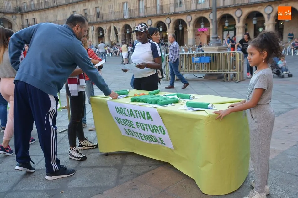 Foto 11 - La Plataforma Salmantina por el Empleo reivindica en la Plaza Mayor el trabajo digno