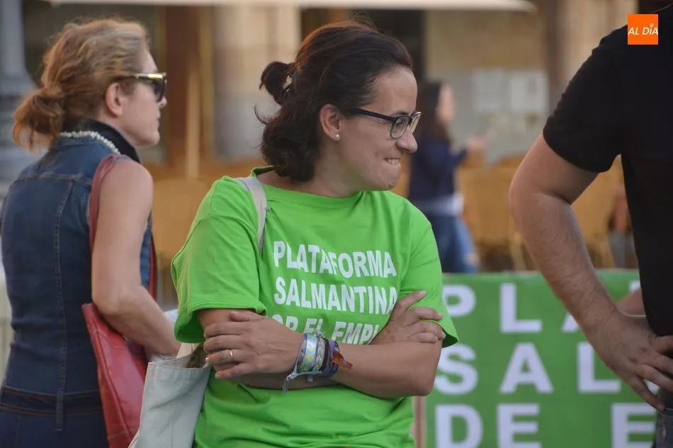 Foto 9 - La Plataforma Salmantina por el Empleo reivindica en la Plaza Mayor el trabajo digno