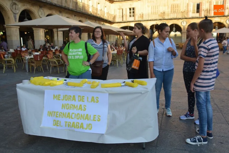 Foto 8 - La Plataforma Salmantina por el Empleo reivindica en la Plaza Mayor el trabajo digno