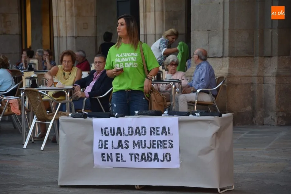 Foto 7 - La Plataforma Salmantina por el Empleo reivindica en la Plaza Mayor el trabajo digno
