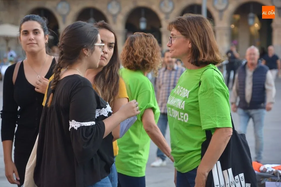 Foto 6 - La Plataforma Salmantina por el Empleo reivindica en la Plaza Mayor el trabajo digno