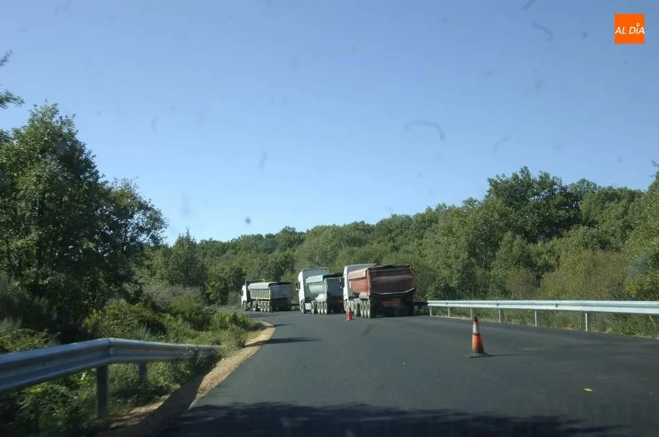 Foto 5 - Un motorista muere al salirse de la CL-526 en Pe&ntilde;aparda