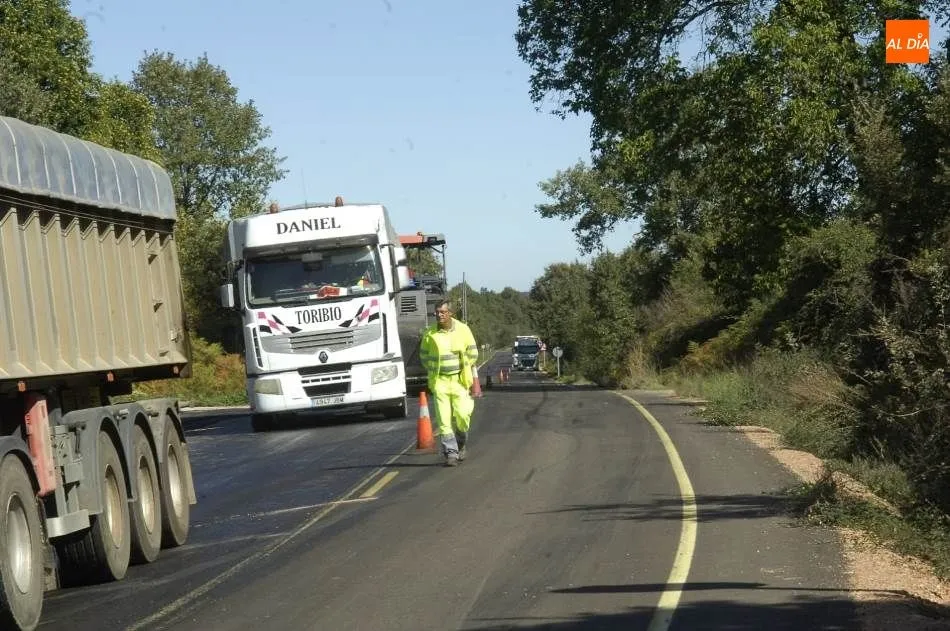 Foto 4 - Un motorista muere al salirse de la CL-526 en Pe&ntilde;aparda