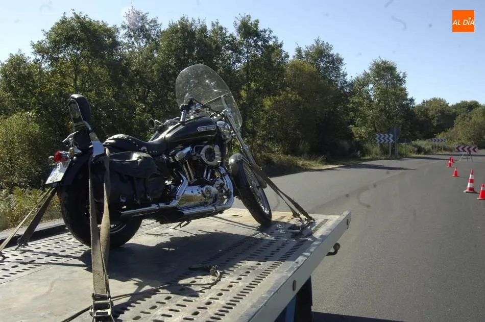 Foto 2 - Un motorista muere al salirse de la CL-526 en Pe&ntilde;aparda