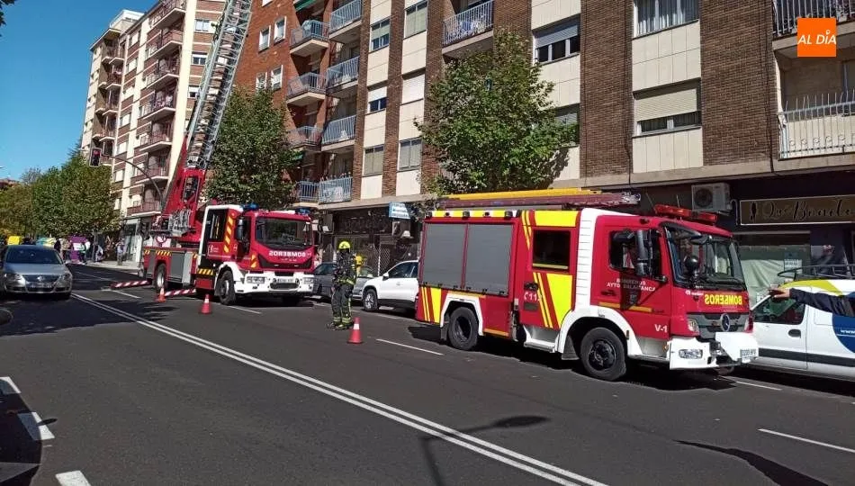 Foto 5 - Un aviso por humo lleva a dos dotaciones de Bomberos a la avenida de Villamayor