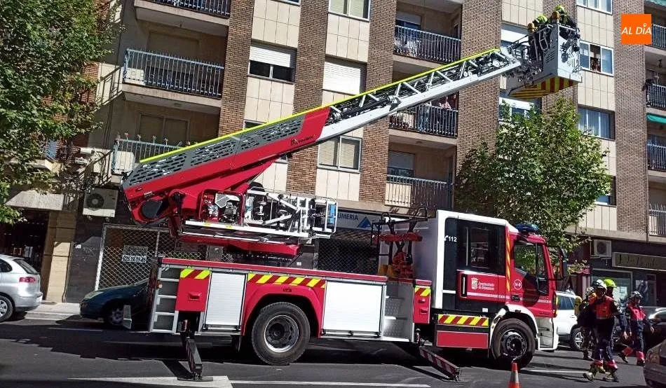 Uno de los camiones de Bomberos que acudía a la avenida Villamayor. Foto MJC