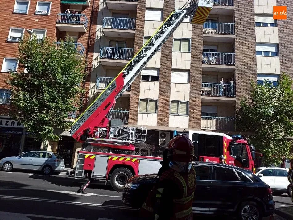 Foto 4 - Un aviso por humo lleva a dos dotaciones de Bomberos a la avenida de Villamayor