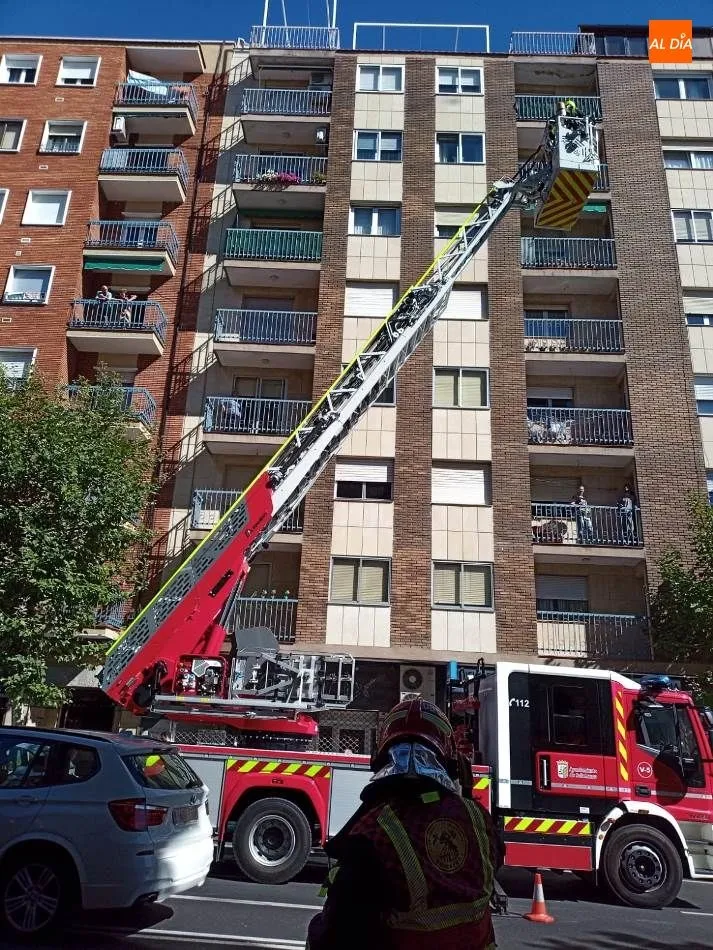Foto 3 - Un aviso por humo lleva a dos dotaciones de Bomberos a la avenida de Villamayor
