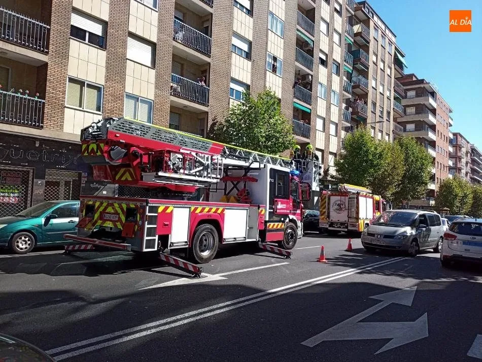 Foto 2 - Un aviso por humo lleva a dos dotaciones de Bomberos a la avenida de Villamayor