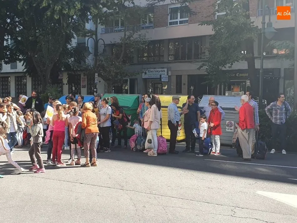 Foto 7 - Tercer d&iacute;a de movilizaciones de las familias del CEIP Juan Ja&eacute;n por las molestias que suponen las ...
