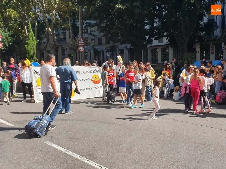 Foto 6 - Tercer d&iacute;a de movilizaciones de las familias del CEIP Juan Ja&eacute;n por las molestias que suponen las ...