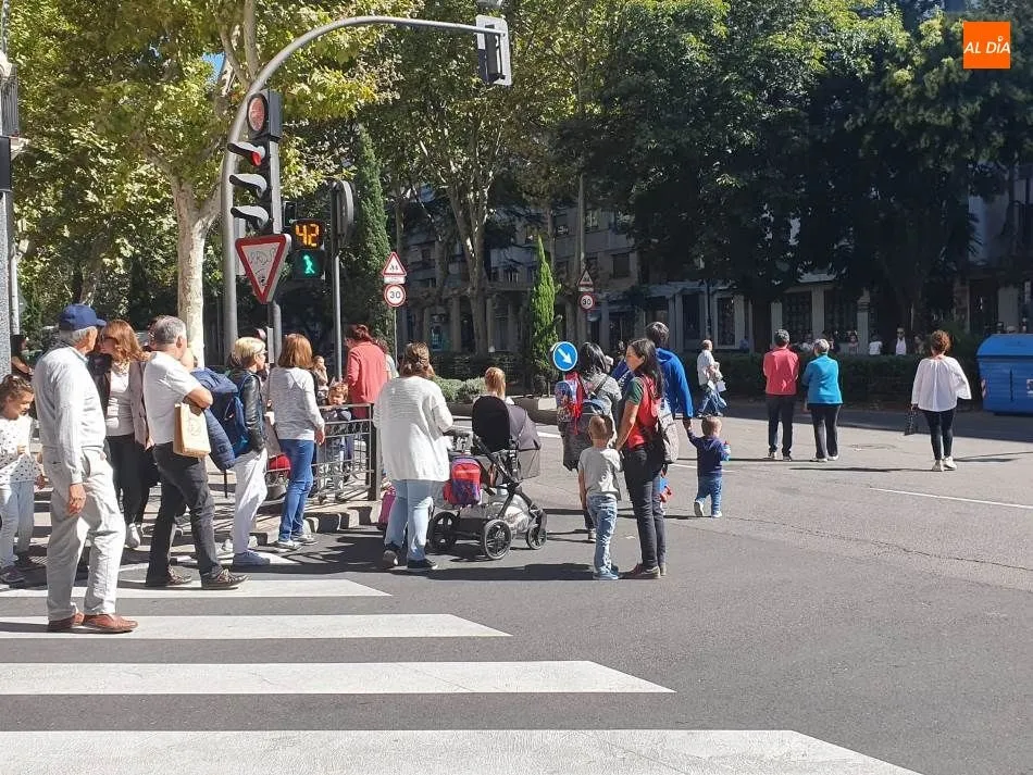 Foto 2 - Tercer d&iacute;a de movilizaciones de las familias del CEIP Juan Ja&eacute;n por las molestias que suponen las ...