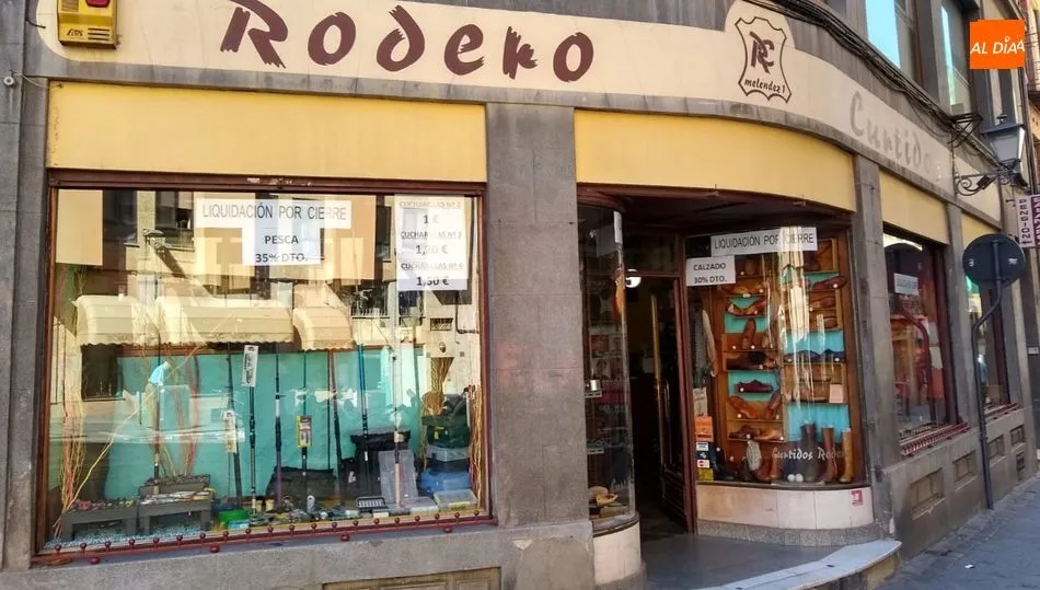 Escaparates de Curtidos Rodero en la calle Meléndez 1, junto a la plaza del Corrillo de Salamanca