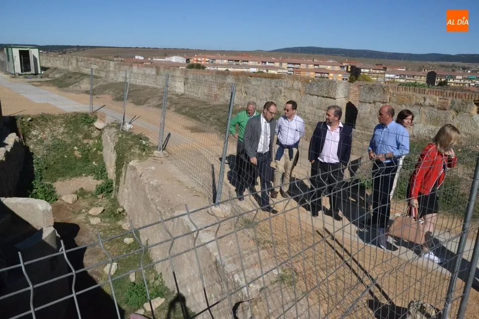 Las obras del adarve reciben la visita de la entidad que las financia, Red Eléctrica Española  